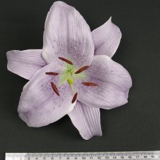 画像2: カサブランカ（ユリ）薄い紫色（グレー系）造花ウレタンフォームフラワー花材 アウトレットSale (2)