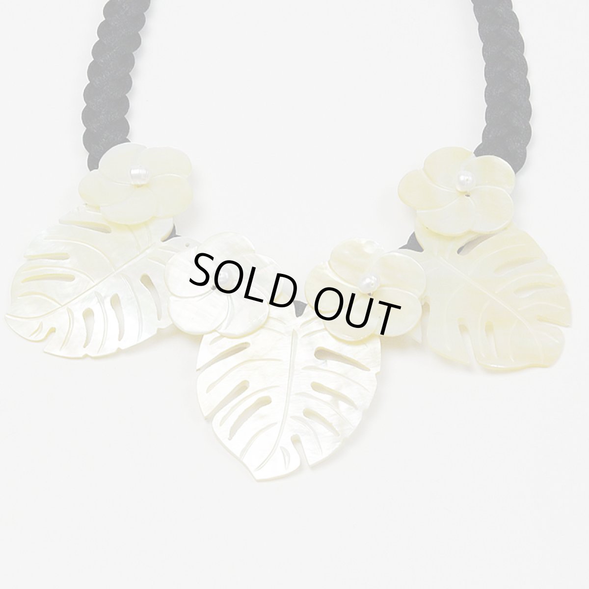 画像1: シェル・ネックレス【3モンステラ＆4プルメリア/ホワイト×ブラック】 (1)