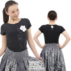 画像9: ALOALO 白ハイビスカスガール柄 プリント 半袖 Tシャツ｜モダール レーヨン フレンチスリーブ (9)