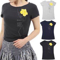 画像1: ALOALO 黄色ハイビスカスガール柄 プリント 半袖 Tシャツ｜モダール レーヨン フレンチスリーブ (1)