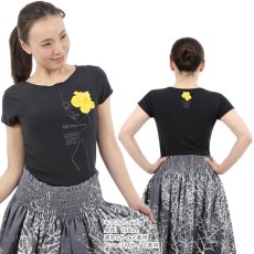 画像9: ALOALO 黄色ハイビスカスガール柄 プリント 半袖 Tシャツ｜モダール レーヨン フレンチスリーブ (9)