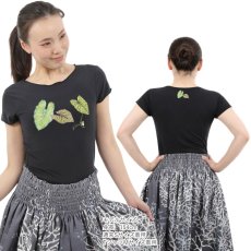 画像2: Kalo（カロ）グリーン柄 プリント 半袖 Tシャツ｜モダール レーヨン フレンチスリーブ スリムフィット ショートスリーブ (2)